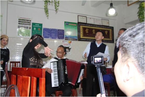 就餐也即兴演奏歌舞