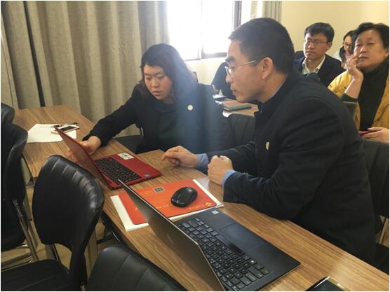 图（二） 各律师认真研究学习法律具体相关法律条款。